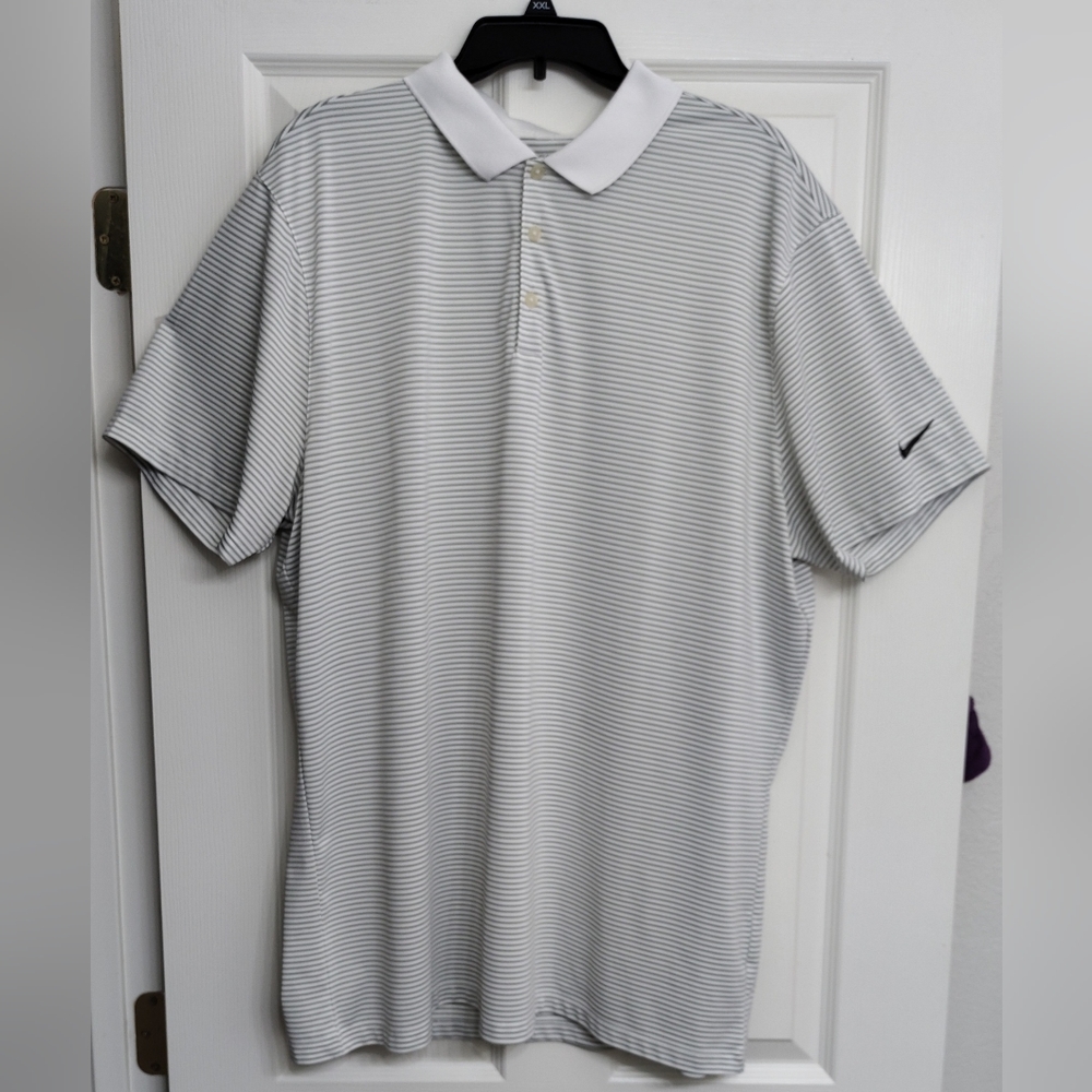 Nike Men's XXL Dri Fit Gray Striped Short Sleeve Golf Polo Shirt.